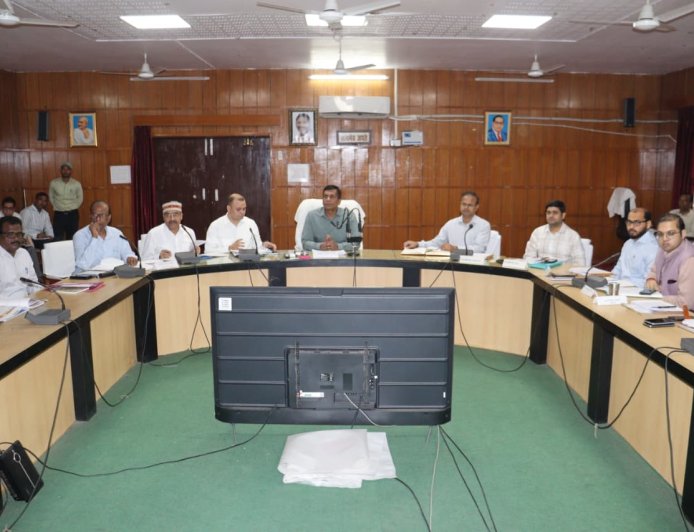मण्डलायुक्त ने सीएम डैशबोर्ड की समीक्षा कर विकास योजनाओं में अपेक्षित प्रगति सुनिश्चित करने के दिए निर्देश