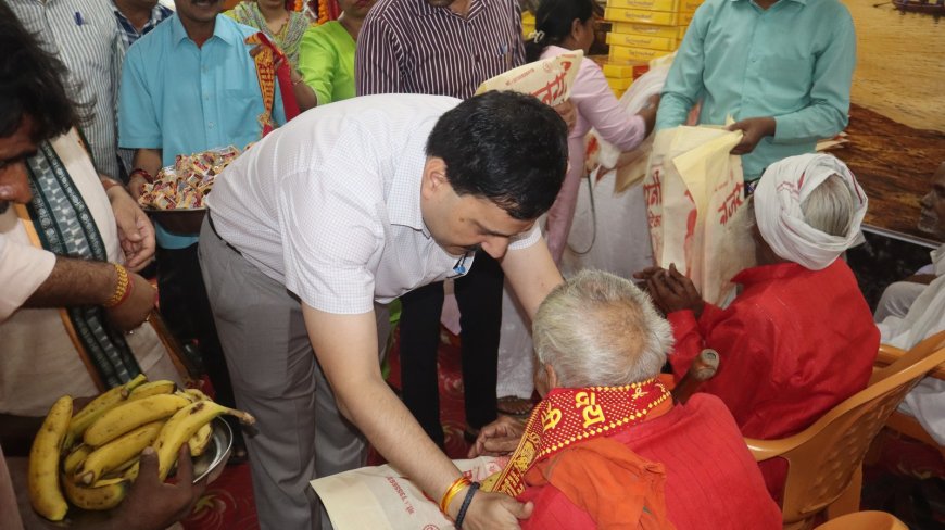 अंतर्राष्ट्रीय वृद्धजन दिवस पर वृद्धाश्रम पहुंचे जिलाधिकारी, बुजुर्गों को किया सम्मानित