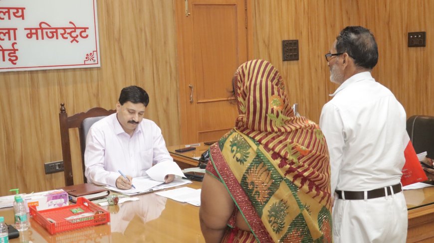 जिलाधिकारी ने विभिन्न क्षेत्रों से आए फरियादियों की सुनी समस्याएं