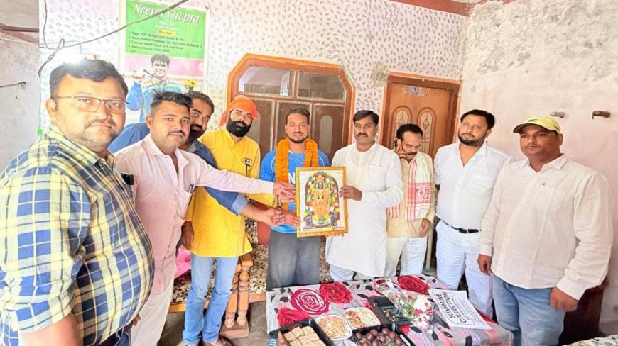 एशियन स्तर की कबड्डी प्रतियोगिता में स्वर्ण पदक विजेता प्रदीप चौरसिया को कन्हैया पासवान ने किया सम्मानित