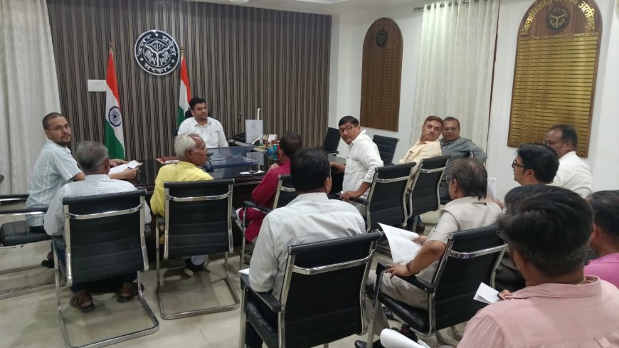 डीईओ ने विशेष पुनरीक्षण अभियान के संबंध में राजनैतिक दलों के साथ की बैठक