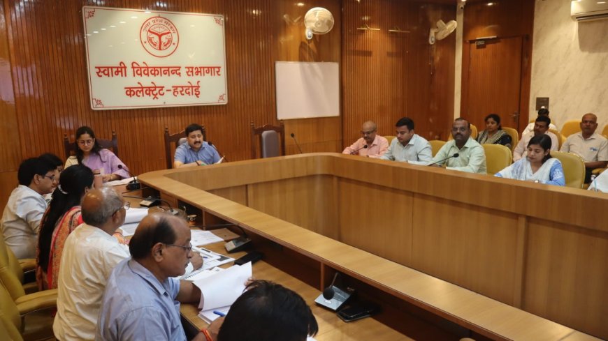 जिलाधिकारी ने विकास खण्ड स्तर पर संचालित विभिन्न योजनाओं की समीक्षा कर लक्ष्य के अनुरूप कार्य कराने के दिए निर्देश