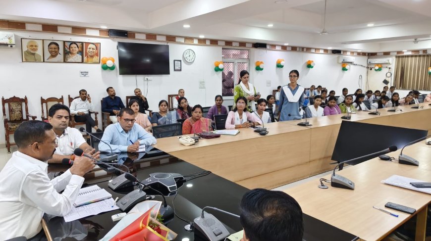 मिशन शक्ति फेज-5.0: जिलाधिकारी ने छात्राओं को दिखाया कैरियर निर्माण का मार्ग, मुख्यमंत्री अभ्युदय योजना की दी जानकारी