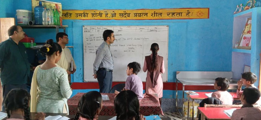 कंपोजिट विद्यालय धनी जलालपुर का डीएम ने किया औचक निरीक्षण, बच्चों को पढ़ाया पाठ