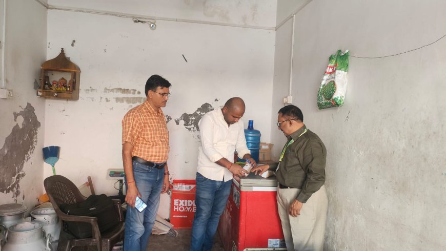 नवरात्रि के दृष्टिगत खाद्य सुरक्षा विभाग की छापेमारी, दूध के दो नमूने जांच के लिए भेजे
