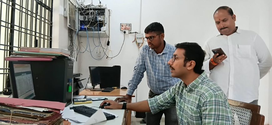 जिलाधिकारी ने एआरटीओ कार्यालय का किया आकस्मिक निरीक्षण, लाइसेंस पत्रावलियों में मिलीं खामियां