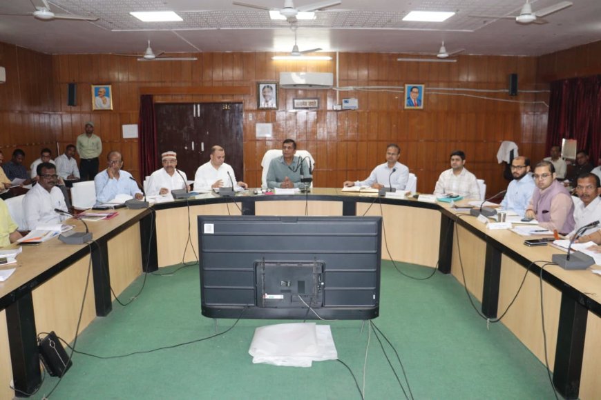 मण्डलायुक्त ने सीएम डैशबोर्ड की समीक्षा कर विकास योजनाओं में अपेक्षित प्रगति सुनिश्चित करने के दिए निर्देश